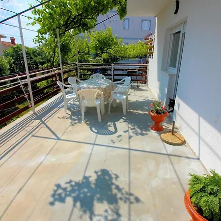 In Mit Eigener Terrasse Apartment Novi Vinodolski